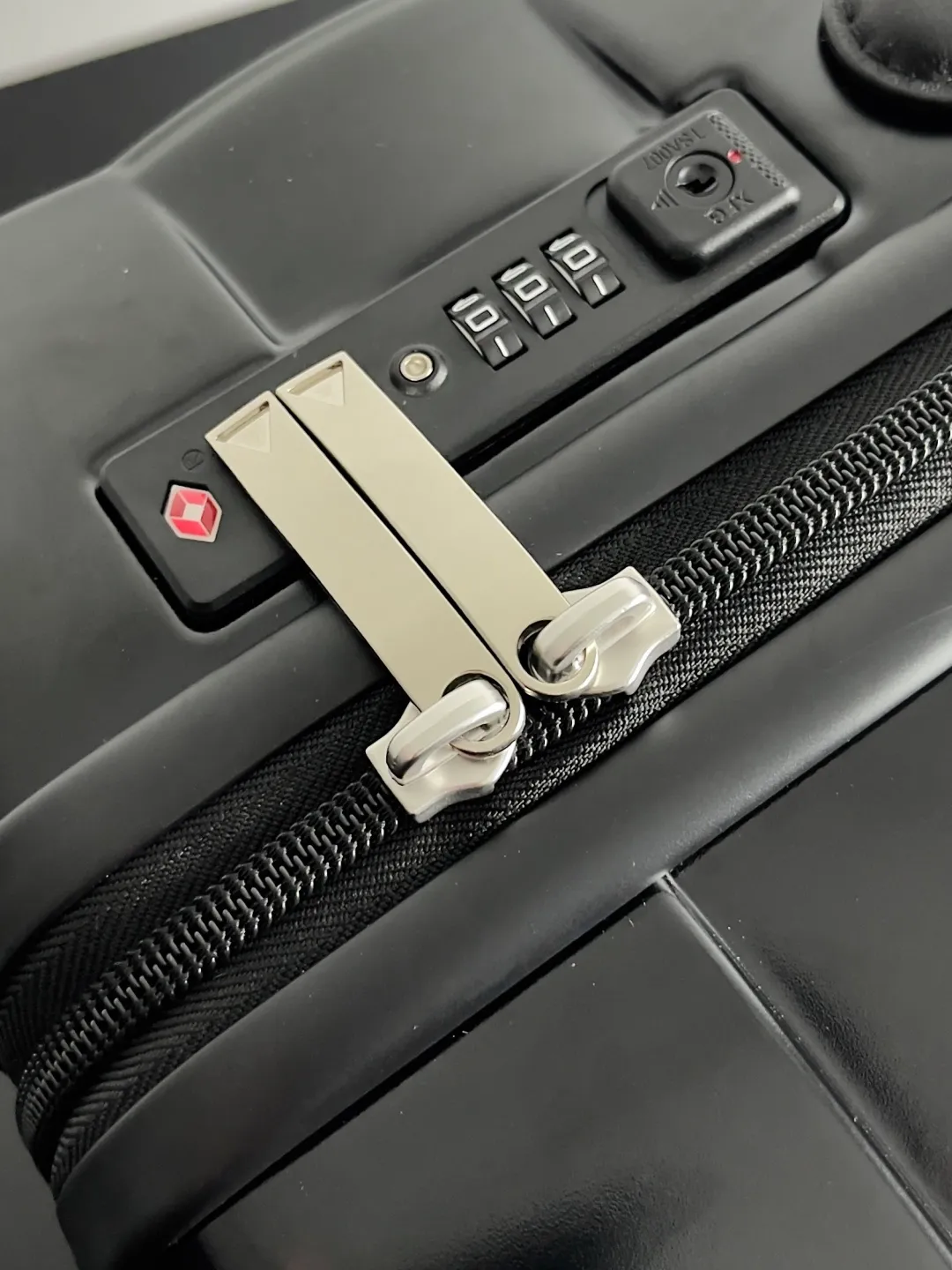 Batch 2320 BOTTEGA VENETA 2025 new Odyssey suitcase. The design of this suitcase is really amazing! ! ! ! Designed using BV’s iconic weaving process, the leather handle is made of calfskin ~ four silent caster wheels ~ and comes with a detachable leather luggage tag. Good looks and pragmatism at the same time🖤 Dear friends, do you often worry about not having the right equipment when you travel frequently? BV’s new woven plaid carry-on suitcase is tailor-made for our business trip party😎. This woven plaid design is so unique that you can distinguish it from others at the airport at a glance, so you no longer have to worry about picking up the wrong one. And the size is just right, so you can easily take it on the plane and avoid the trouble of waiting for check-in. Style number: 822479 Size: 55*35*21cm